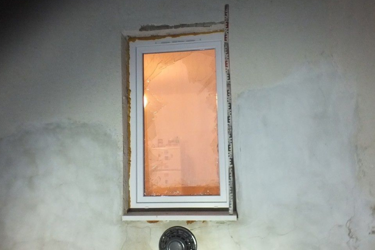Lapáttal törte be az ablakot