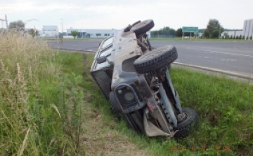 Lopott kocsival hajtottak az árokba