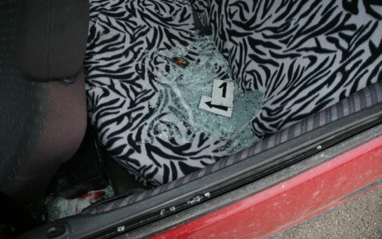 Gépkocsit tört fel