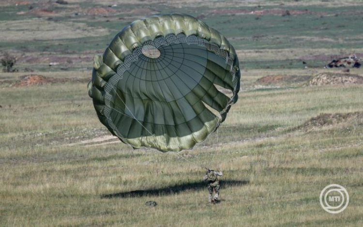 Ejtőernyős gyakorlattal folytatódott az Adaptive Hussars 2025