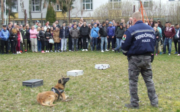 Rendőrségi bemutató az iskolában