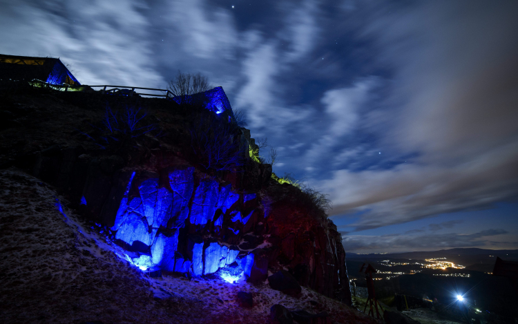 Kék színbe borult a salgói vár és a városháza