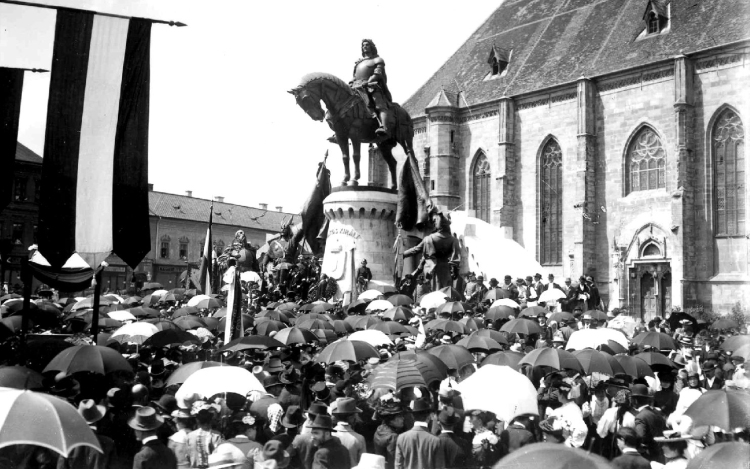 31 éve történt, hogy Kolozsvárott Mátyás király szobrának feliratátát nagy román-ra változtatták