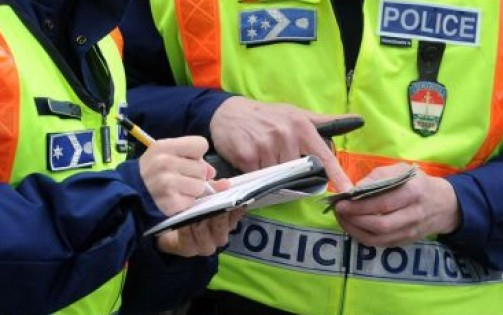 Eltiltás hatálya alatt, vezetői engedély nélkül vezetett