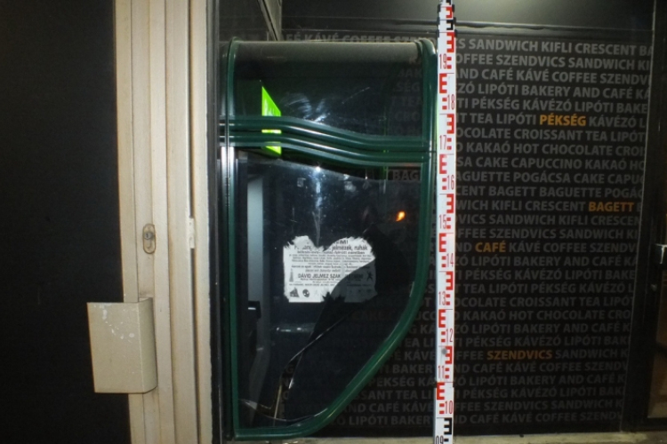Bankautomatán vezette le feszültségét