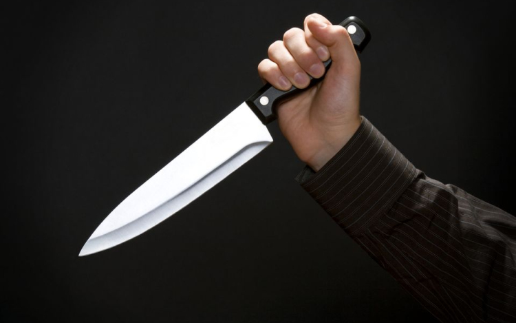 Késsel hátba szúrta