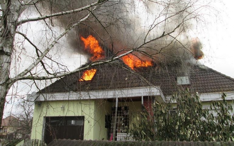 Leégett egy ház tetőszerkezete Magyarnándorban