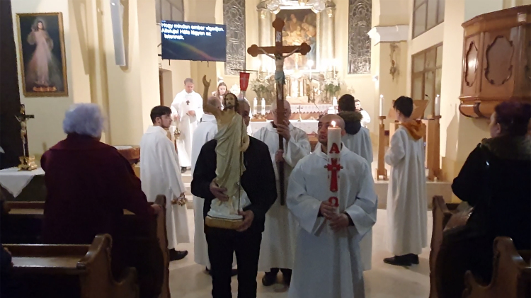 Tűzszentelés és feltámadási körmenet, Nagyszombaton.