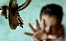 A háziak által elrejtett kulccsal ment be a lakásba