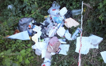 Földút mellé rakta le a szemetet