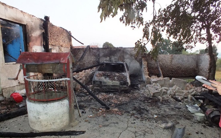 Bántalmazta édesapját, felgyújtotta a garázst