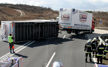 Felborult a pótkocsi