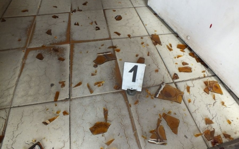 Megrúgta az ajtót, betörte az üveget