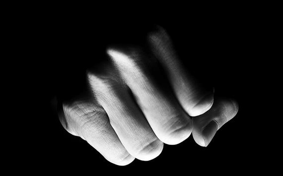 Az utcán ütötte a férfit a garázda