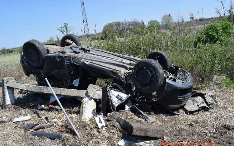 Súlyosan megsérült a vasúti átjáróban egy szabálytalankodó autós