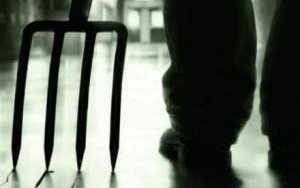 Vasvillával, derékszíjjal támadtak egymásra a közmunkások