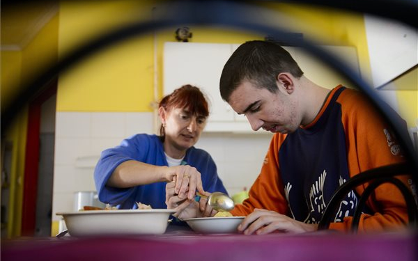 Otthonában gondoznak egy autista fiút Somoskőújfaluban