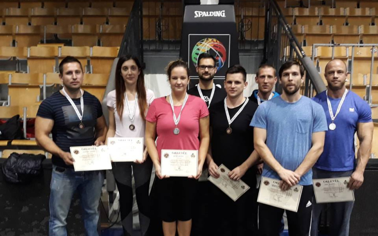 Hét dobogós eredmény az országos fekvenyomó-bajnokságon