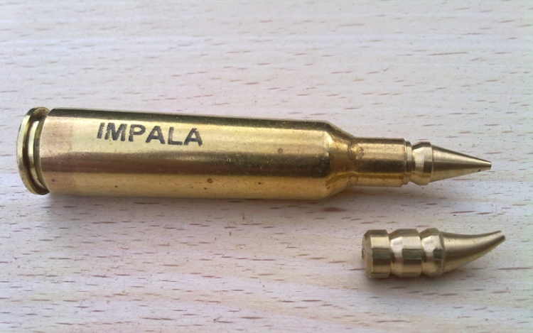 Lőfegyver és lőszerek a hálószobában