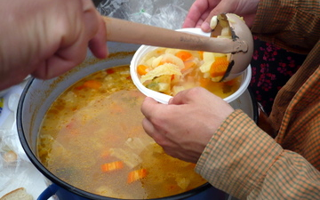 Segítő kezet nyújt a Vöröskereszt a rászorulóknak