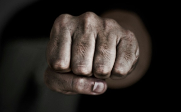 Két férfit ütött meg