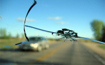 Összetörték a volt férj gépkocsiját