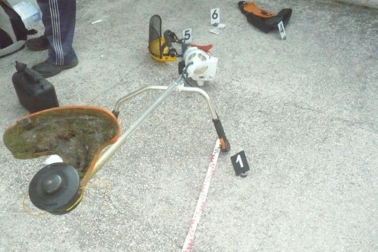 Pénzt követelt, fűkaszát vitt el