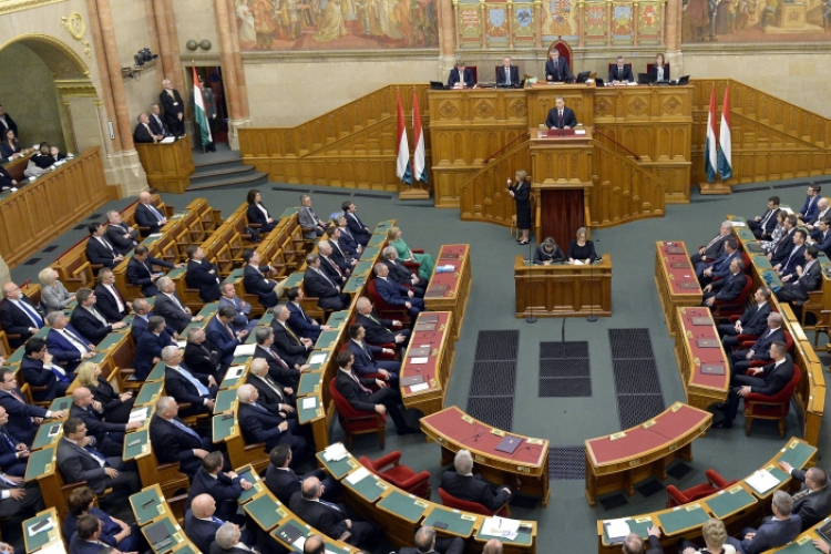 Az ellenzék kezdeményezésére kezd rendkívüli ülésbe a parlament