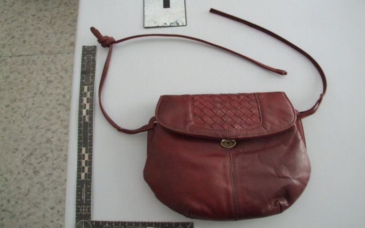 Idős nőt raboltak ki