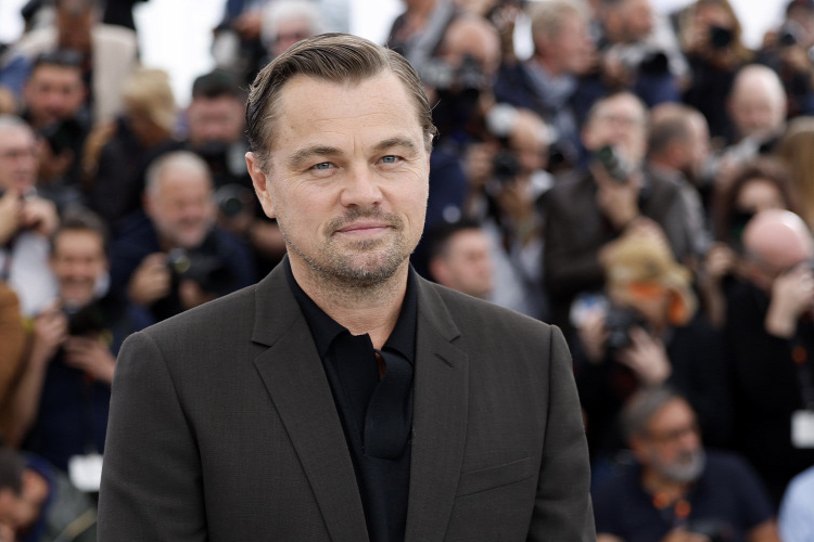 FIATAL, DÖGÖS BARÁTNŐJE OLDALÁN, VILÁGSZTÁROKKAL KÖRÜLVÉVE ÜNNEPELTE SZÜLETÉSNAPJÁT LEONARDO DICAPRIO