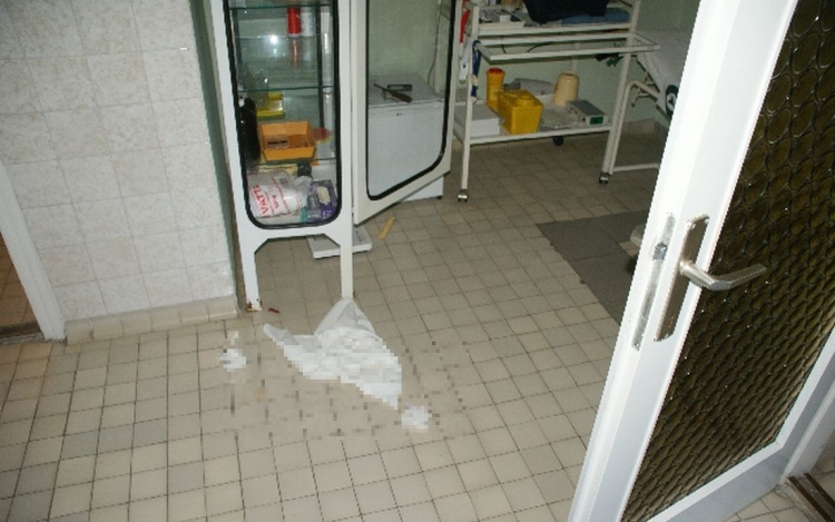 Orvosi rendelőbe tört be