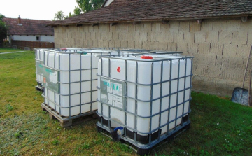 Víztartályt és napernyőt lopott