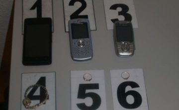 Idős nőtől lopott