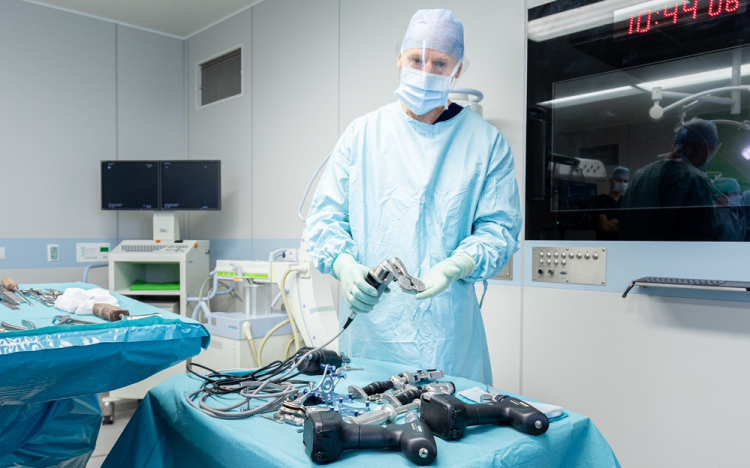 Térdműtétek Ferrarija: magyar orvos a világ élvonalában