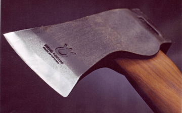 Baltával támadt élettársára