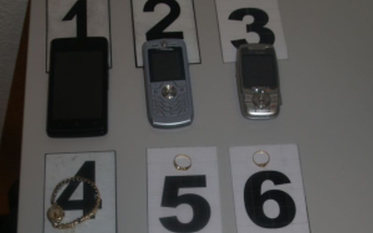 Idős nőtől lopott