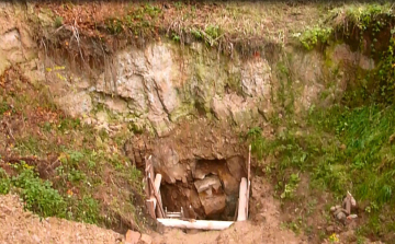  Mélyül az akna a bánki víznyelőben