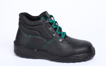 Balassagyarmaton készült cipők a sátoraljaújhelyi mintaboltban