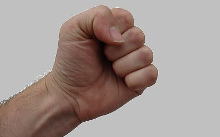 Arcon ütötte, ezért téglával támadt