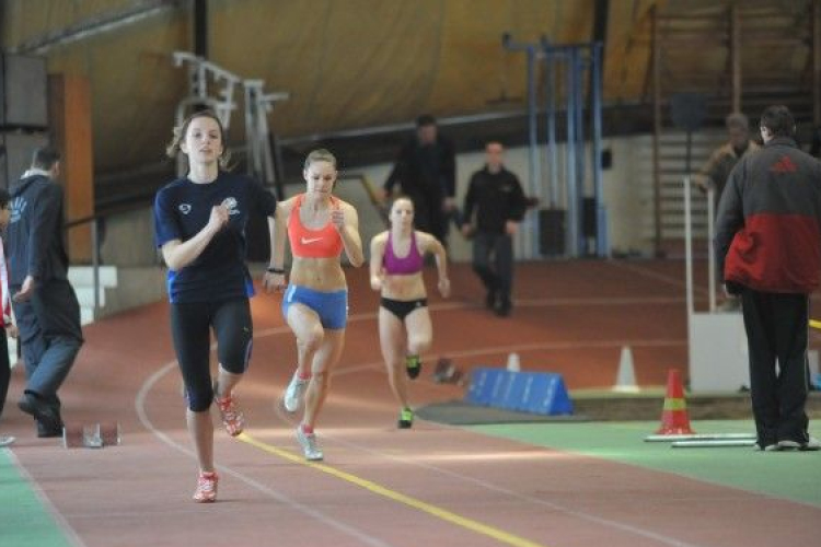 Csarnokba vonultak az atléták