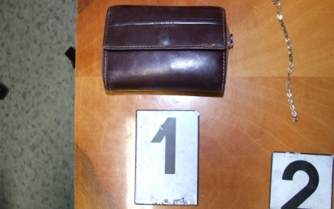 Felvette és eltette 