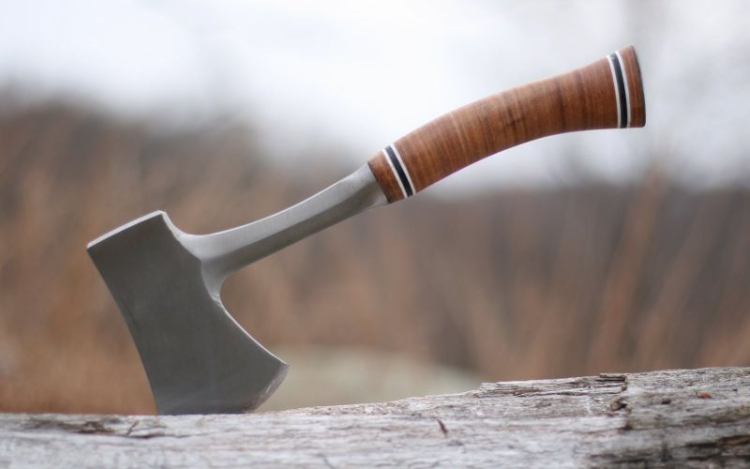 Fejszével követelte járandóságát