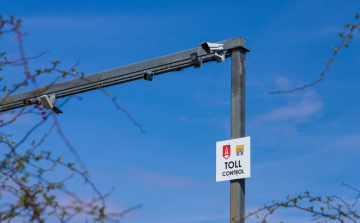 Az úthasználati díjra figyelmeztet a tábla