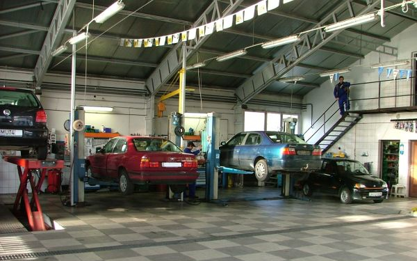 Betörtek egy autójavító műhelybe