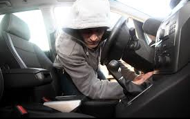 Nyitva hagyott autóból lopott