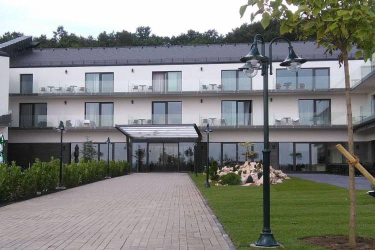 Négycsillagos szállodát adtak át Hollókőn