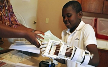 Művégtagot nyomtattak ki 3D-ben egy árva haiti kisfiúnak