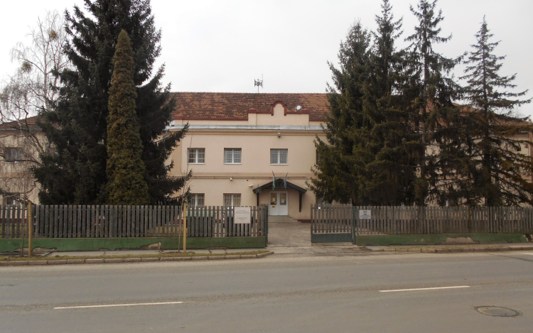 Nem lesz zárt a gyarmati menekültszálló