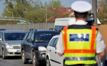 Felborult teherautó miatt teljes útzár az M0-áson