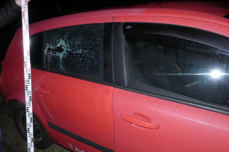 Autókat, buszmegállót rongáltak 